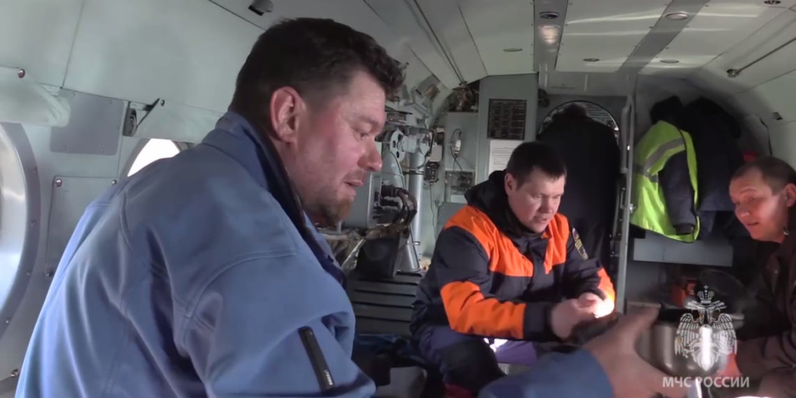 Красноярского парапланериста эвакуировали из тайги на вертолете