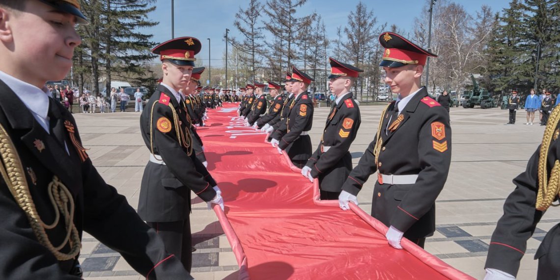 Масштабную копию Знамени Победы развернут на Монументе Славы в Новосибирске