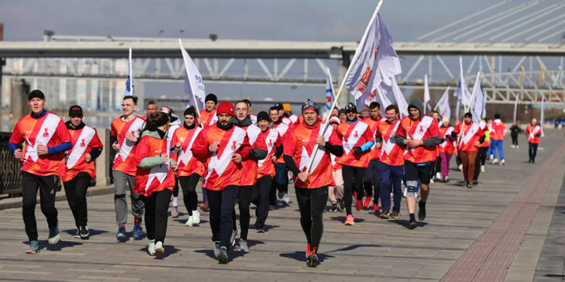 В Новосибирске 80 энергетиков вышли на забег в честь юбилея Победы