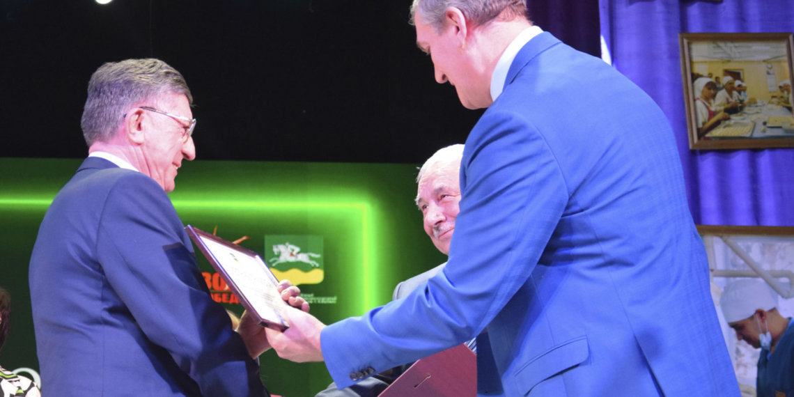 Около 30 энергетиков «Россети Новосибирск» наградили в рамках собраний трудовых коллективов