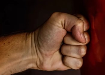 Избившего сожительницу до смерти задержали в Новосибирской области