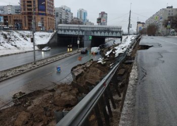 Улицу Ипподромскую полностью обследуют после обрушения подпорной стены