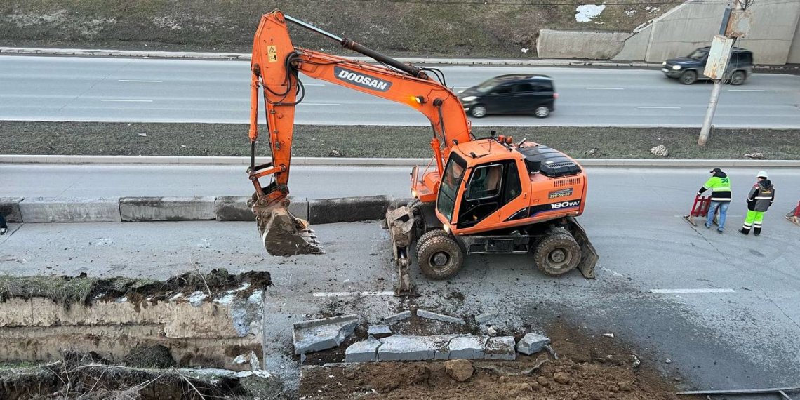 Завалы на Ипподромской разбирают после обрушения подпорной стены