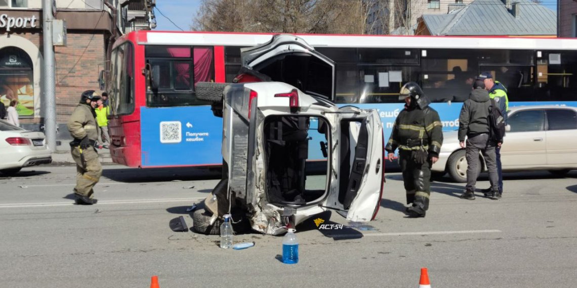 Сибирячку зажало в салоне Москвича в массовом ДТП на Дзержинского