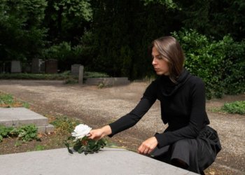 Похороны и бизнес: как борются с мошенничеством в ритуальной сфере — рассказали эксперты