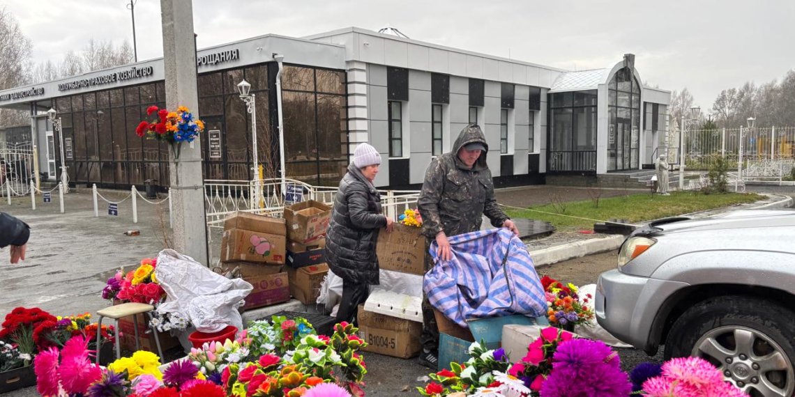 Искусственные цветы коробками изымали у незаконных торговцев на кладбищах Новосибирска