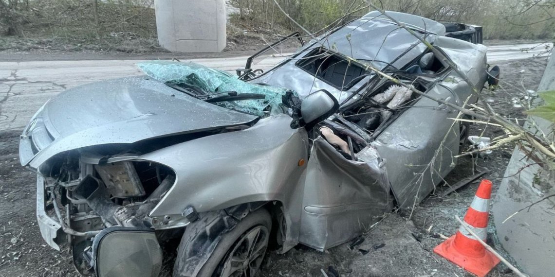 Машину расплющило: под Новосибирском женщина-водитель погибла, врезавшись в опору моста