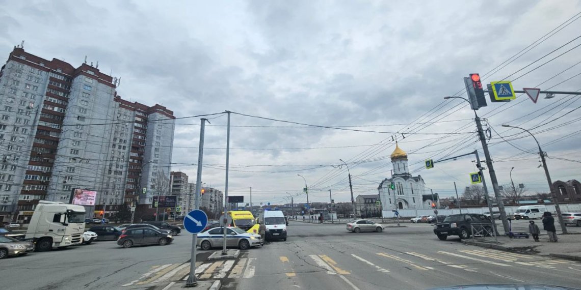 Трое медиков пострадали в ДТП с «Кадиллаком» в Новосибирске