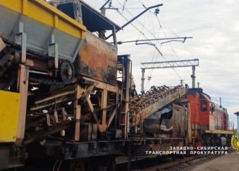 Загоревшаяся спецтехника в составе поезда привела к задержке движения под Новосибирском
