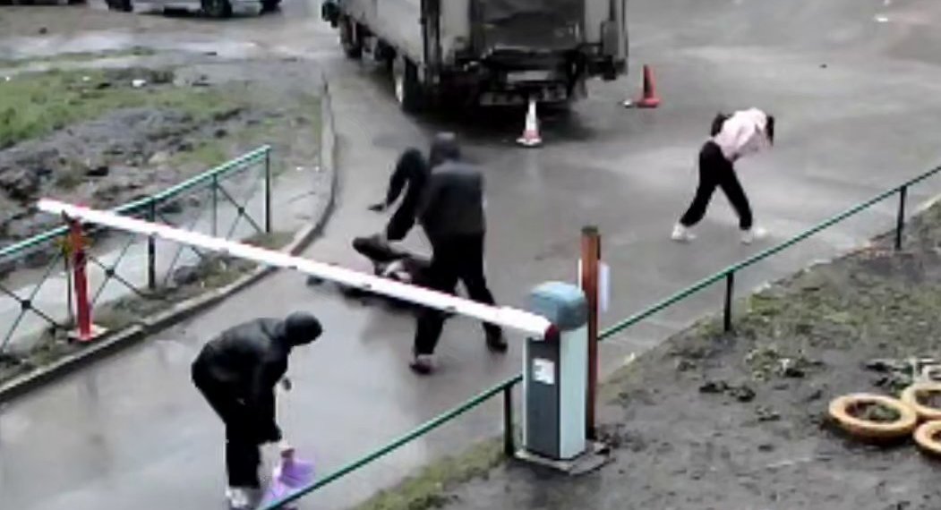 Трое неизвестных избили новосибирца на Бориса Богаткова