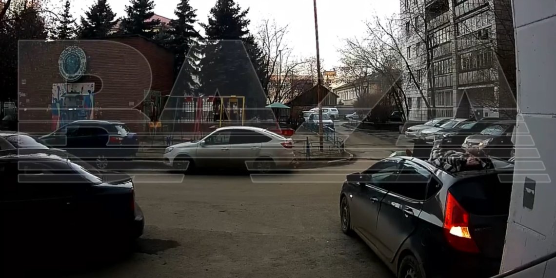 Пенсионерка выпала с балкона на крышу автомобиля — видео