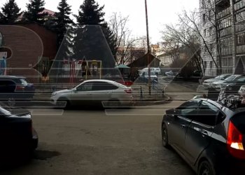 Пенсионерка выпала с балкона на крышу автомобиля — видео