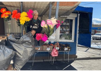 У нелегальных торговцев изъяли более 70 кг цветов и продуктов в Новосибирске