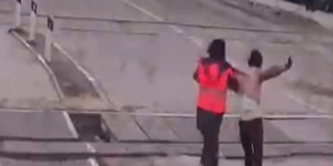 В Новосибирске дежурная спасла женщину, чуть не свалившуюся по электричку