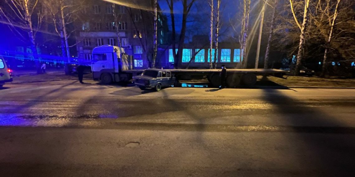 Школьник на ВАЗе без прав кинулся под грузовик в Новосибирске