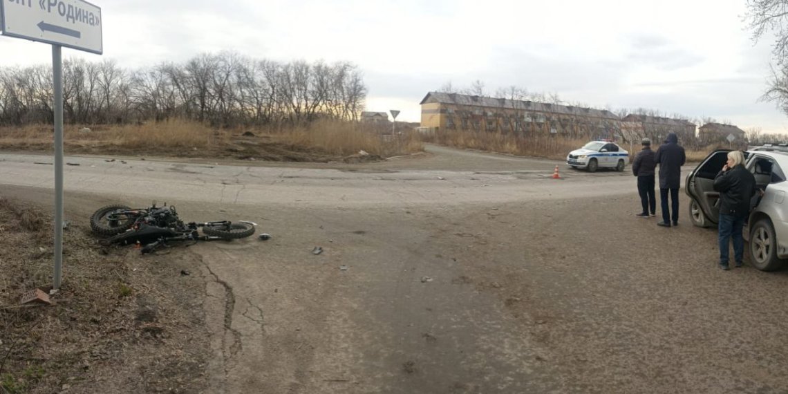 Под Новосибирском водитель мотоцикла погиб в ДТП с кроссовером