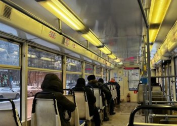 В Новосибирске автобус переехал пассажирку, выпавшую из салона