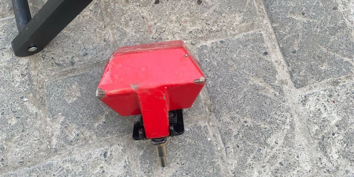 В Новосибирске из окна офиса на местную жительницу свалился металлический предмет