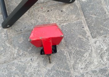 В Новосибирске из окна офиса на местную жительницу свалился металлический предмет