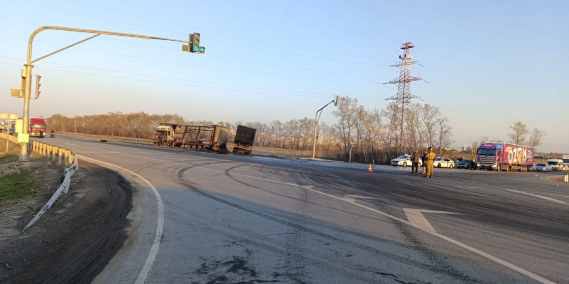 Два грузовика охватило пламя после столкновения под Новосибирском