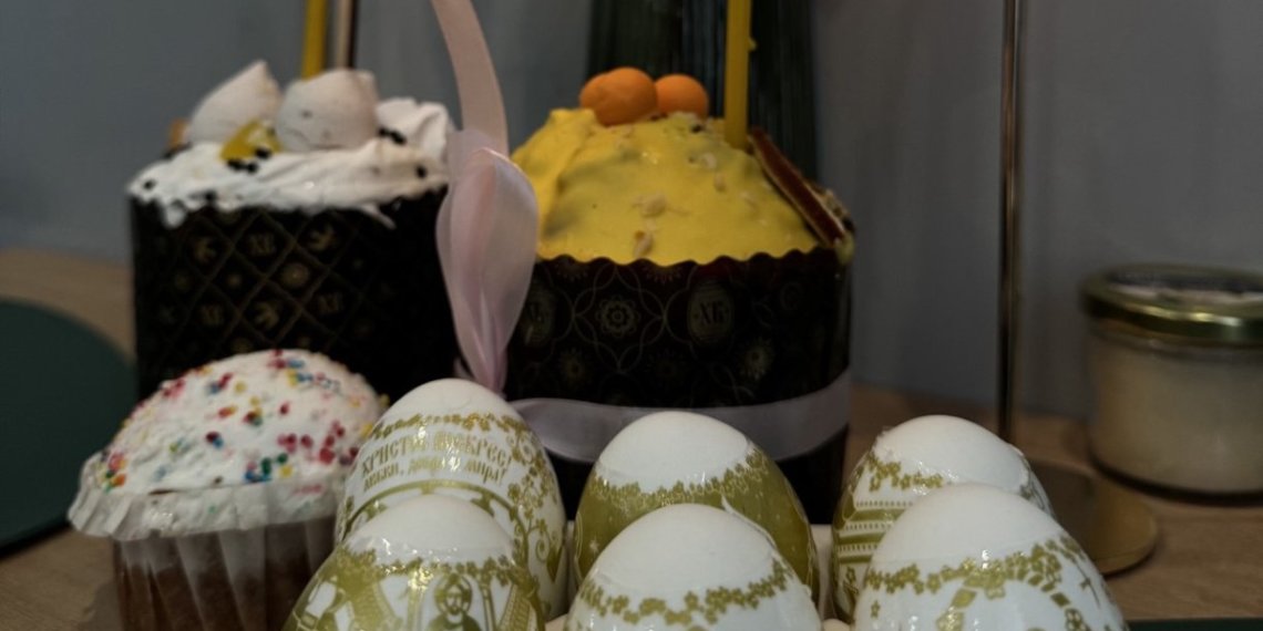 Креативные способы покраски пасхальных яиц: от винного блеска до восковых узоров