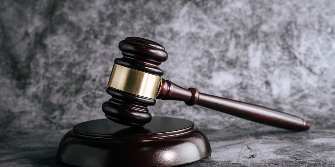 В Новосибирской области 57-летний мужчина предстанет перед судом за избиение и угрозы убийством женщины