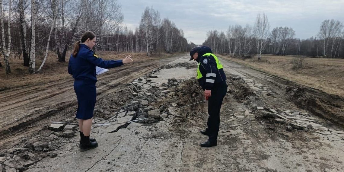 Дорога в поселке под Новосибирском превратилась в груду камней