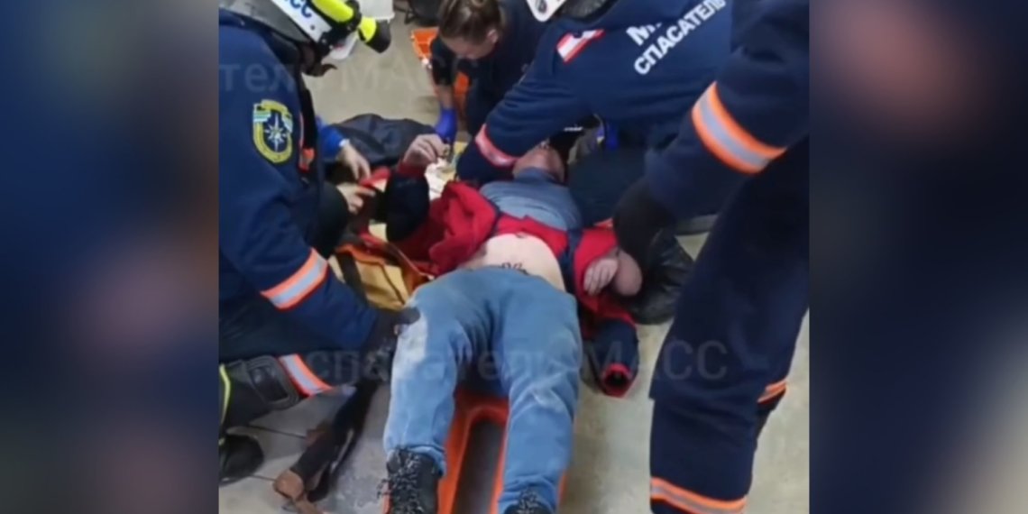 Травмированного мужчину вытащили из ремонтной ямы в Новосибирске