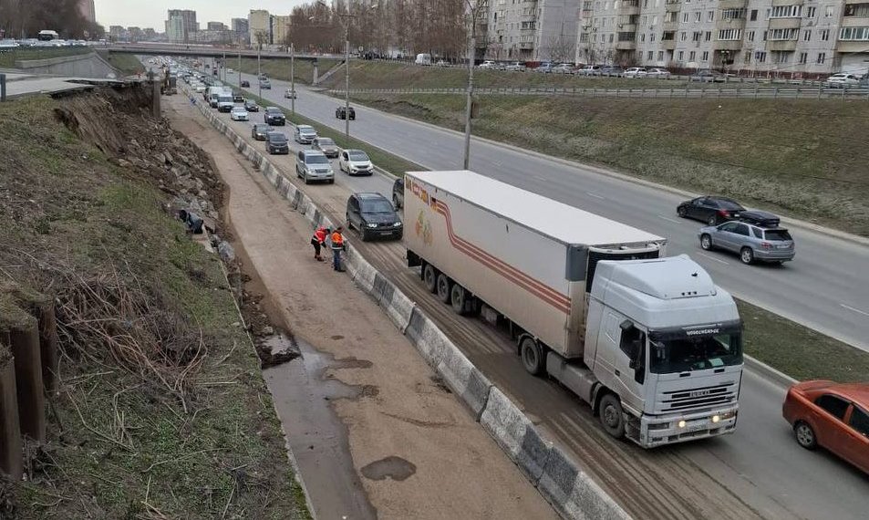 На Ипподромской магистрали открыли вторую полосу после обрушения
