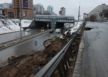 В Новосибирске на Ипподромской обрушилась подпорная стена