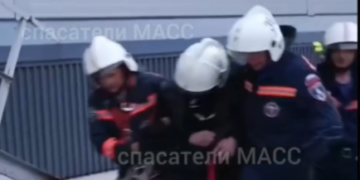 Новосибирские спасатели сняли мужчину с крыши девятиэтажки