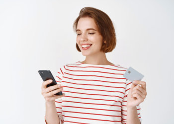 Рекордный рост зарплатных клиентов среди зумеров отмечают эксперты