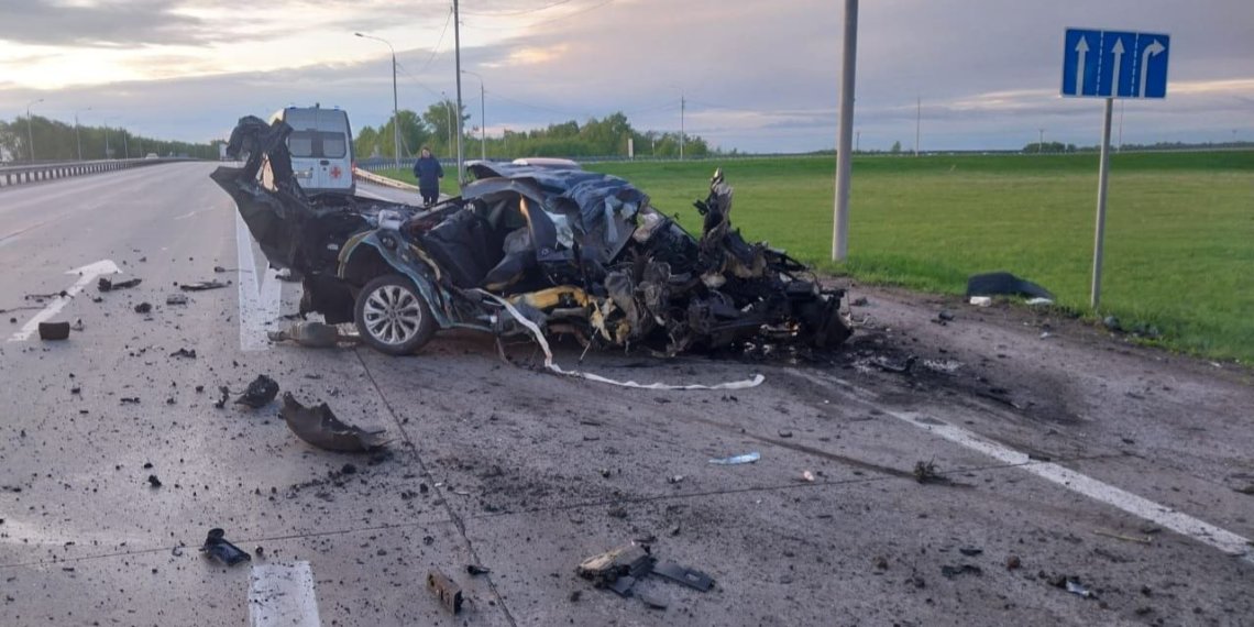 Машина «всмятку»: водитель погиб, врезавшись в опору моста на новосибирской трассе