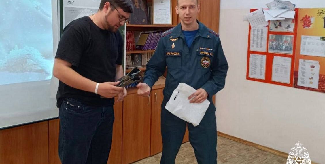 Старшеклассник вместе с пожарными спас поселок от огня под Новосибирском