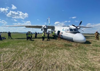 Самолёт с пассажирами приземлился на нос в Иркутской области