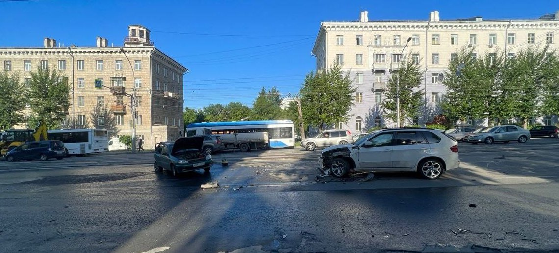 BMW X5 и Chevrolet Lanos разбились в ДТП на Сибиряков-Гвардейцев в Новосибирске