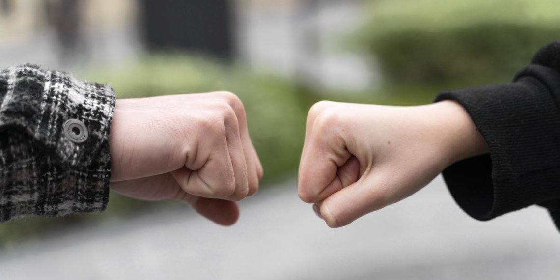 Пьяная сибирячка избила полицейского за просьбу не материться на детей в Новосибирской области