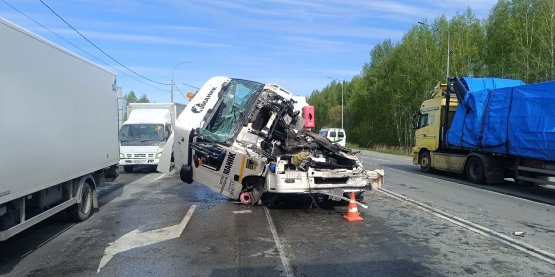 Бензовоз разорвало надвое после ДТП под Новосибирском