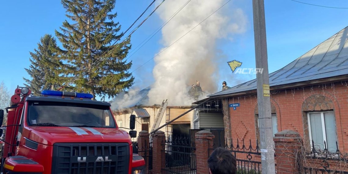 В пожаре сгорели частный дом, баня и гараж в Новосибирске