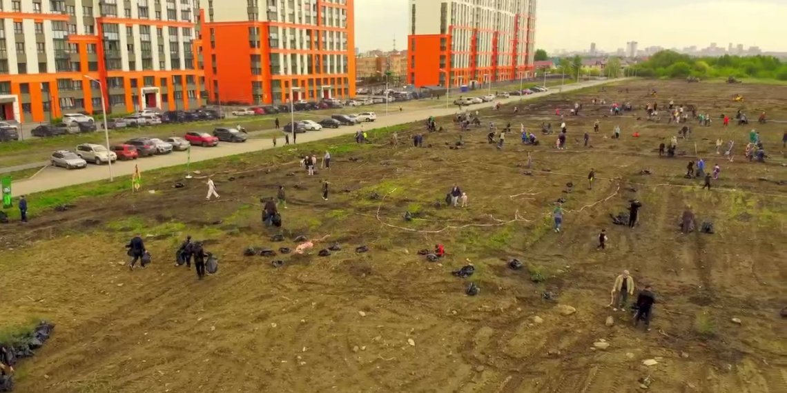 400 новосибирцев высадили геоглиф «80 Лет Победы»