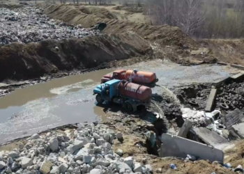 Ассенизаторы слили нечистоты в реку под Новосибирском