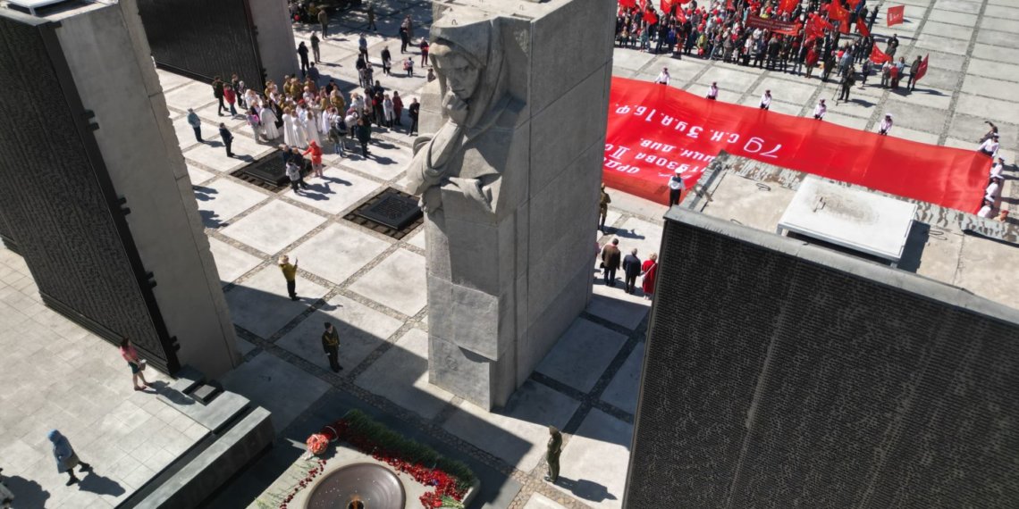 Коммунисты провели Первомайскую демонстрацию в Новосибирске