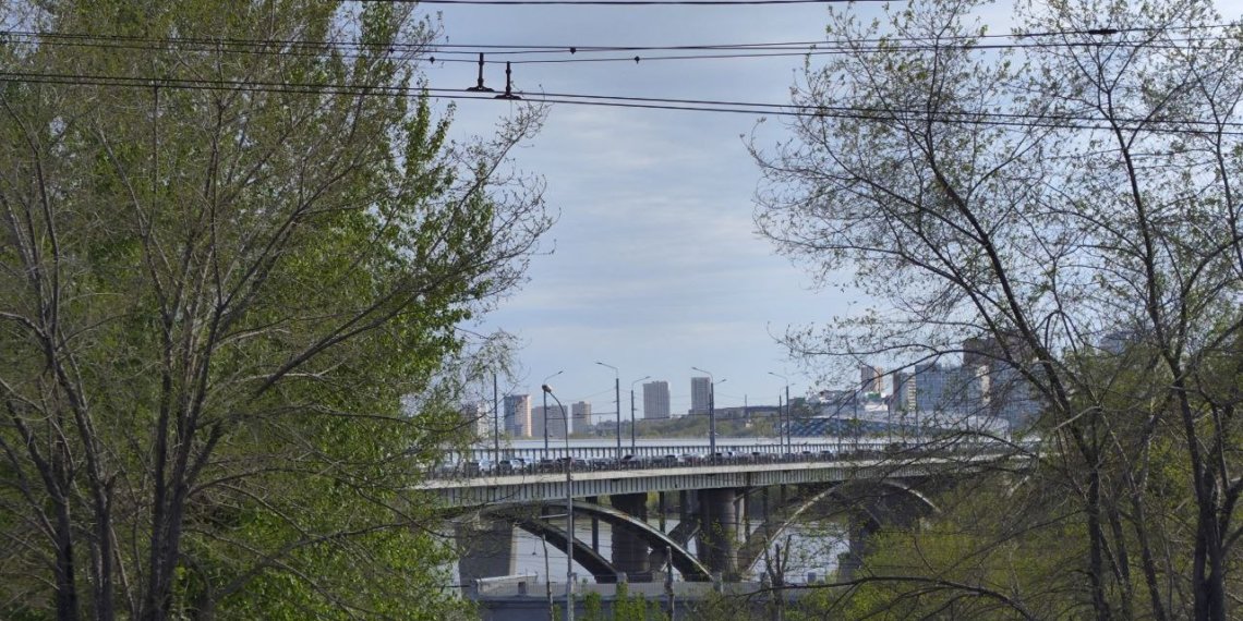 Резкая смена погоды в Новосибирске: от праздничного тепла к дождям и похолоданию