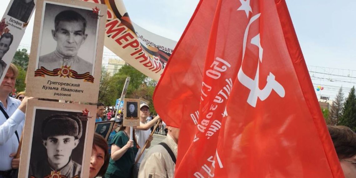 «Бессмертный полк» вновь прошел по улицам Новосибирска в очном формате