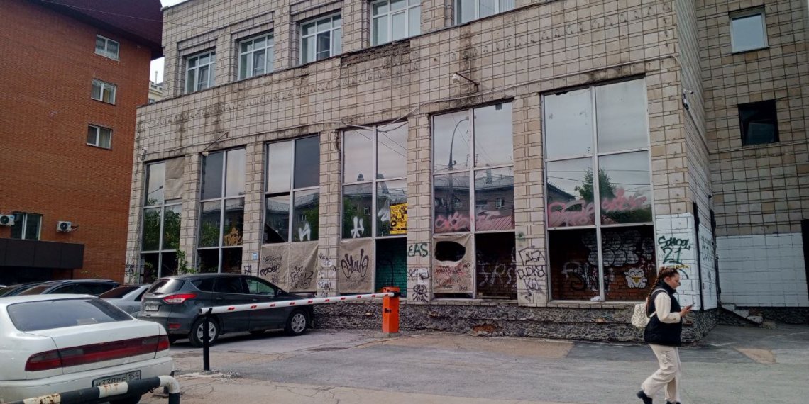 Жительница Новосибирска требует предоставить жилье взамен аварийного