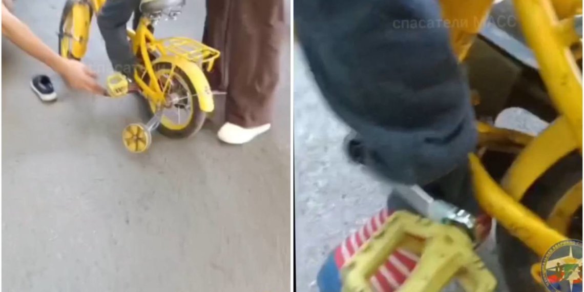 Новосибирские спасатели помогли застрявшему в велосипеде 4-летнему мальчику