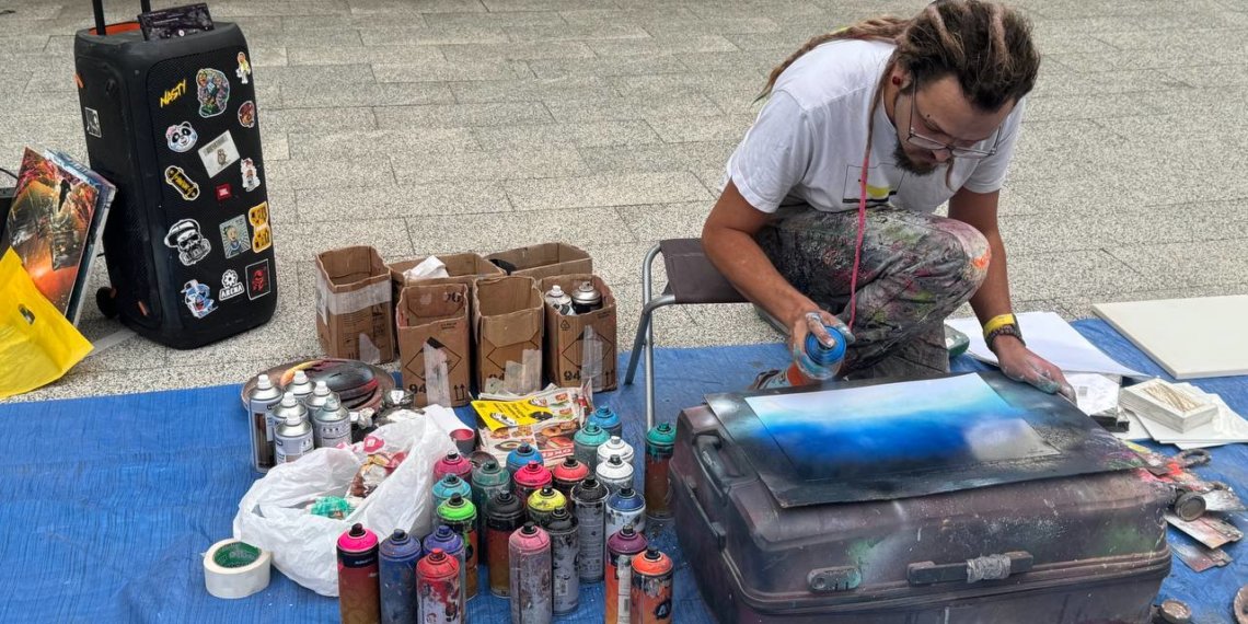 «Я боюсь людей, но без зрителя мне неинтересно»: уличный художник из Новосибирска рассказал о своем творческом пути