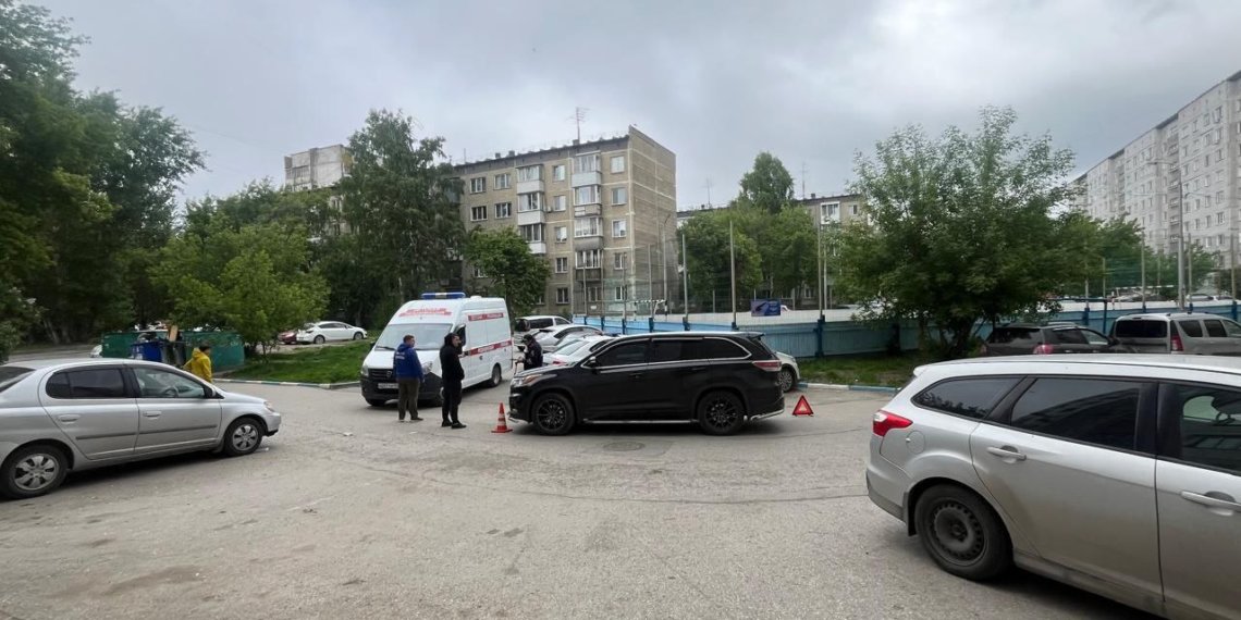 Кроссовер снес третьеклассника на электросамокате в Новосибирске