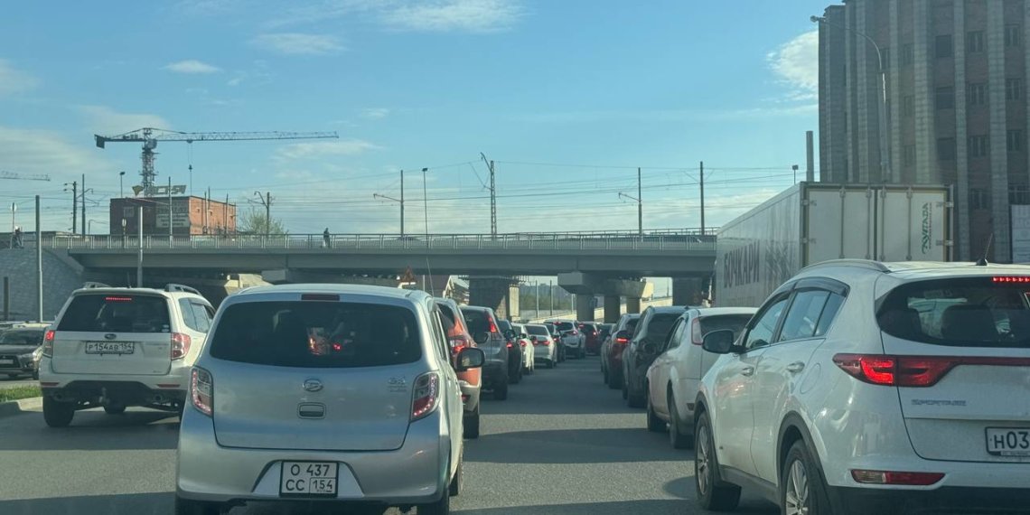 «На шашлыки все едут»: Новосибирск погряз в многокилометровых пробках