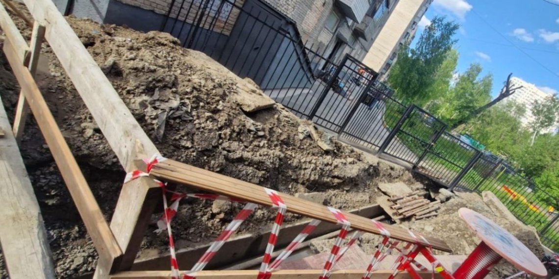 В Новосибирске 17-летний парень умер при падении в траншею